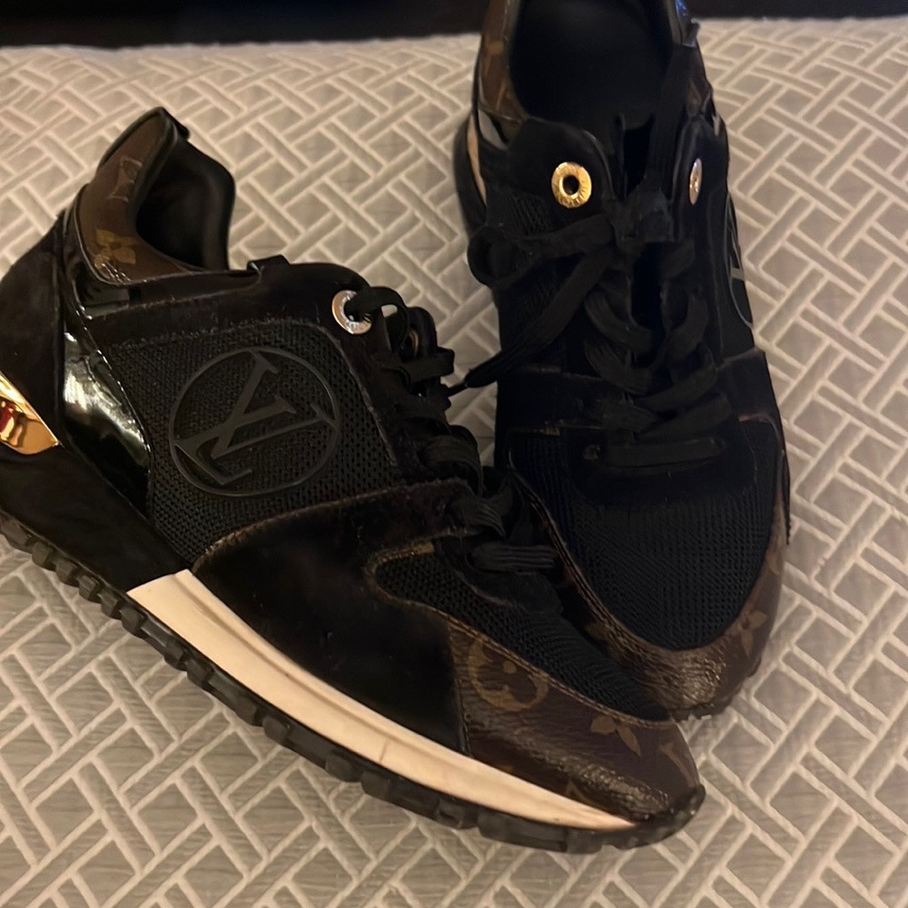 Louis Vuitton tennis shoes size 35 1/2